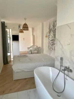 Superbe Studio frontière Monaco avec climatisation et terrasse au 5e étage avec ascenseur